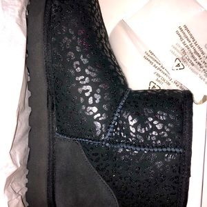 Ugg’s black solid leopard print